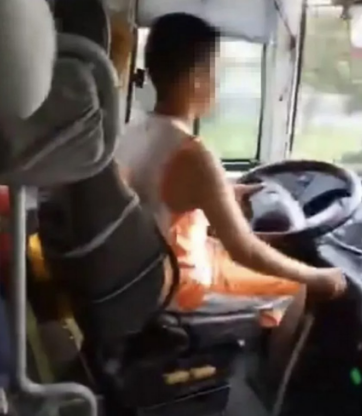 14岁男生开大巴