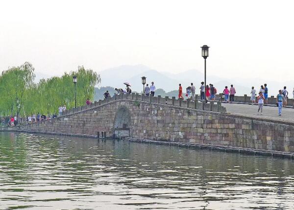 西湖断桥的由来(西湖断桥的由来故事)