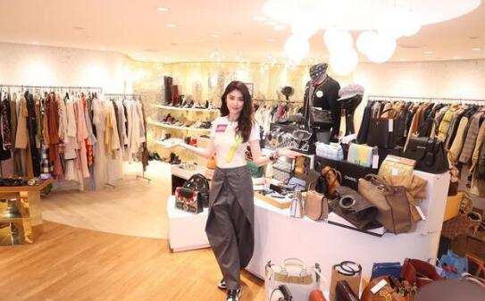 陈慧琳义卖8000件二手衣物引疯抢